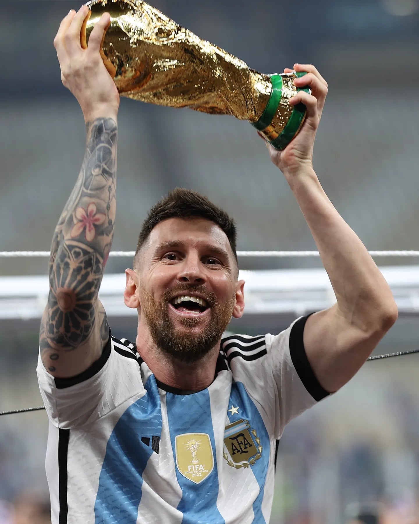 Lionel Messi solleva Coppa del Mondo 2022 con maglia Argentina home