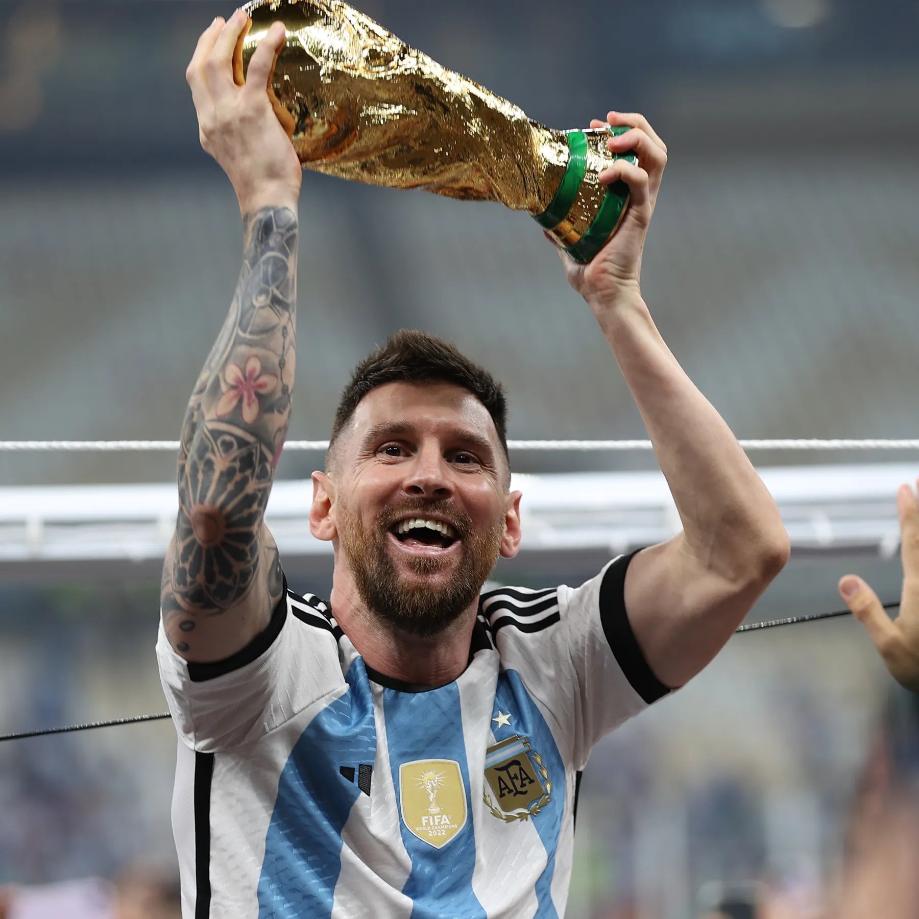 Lionel Messi solleva Coppa del Mondo 2022 con maglia Argentina home