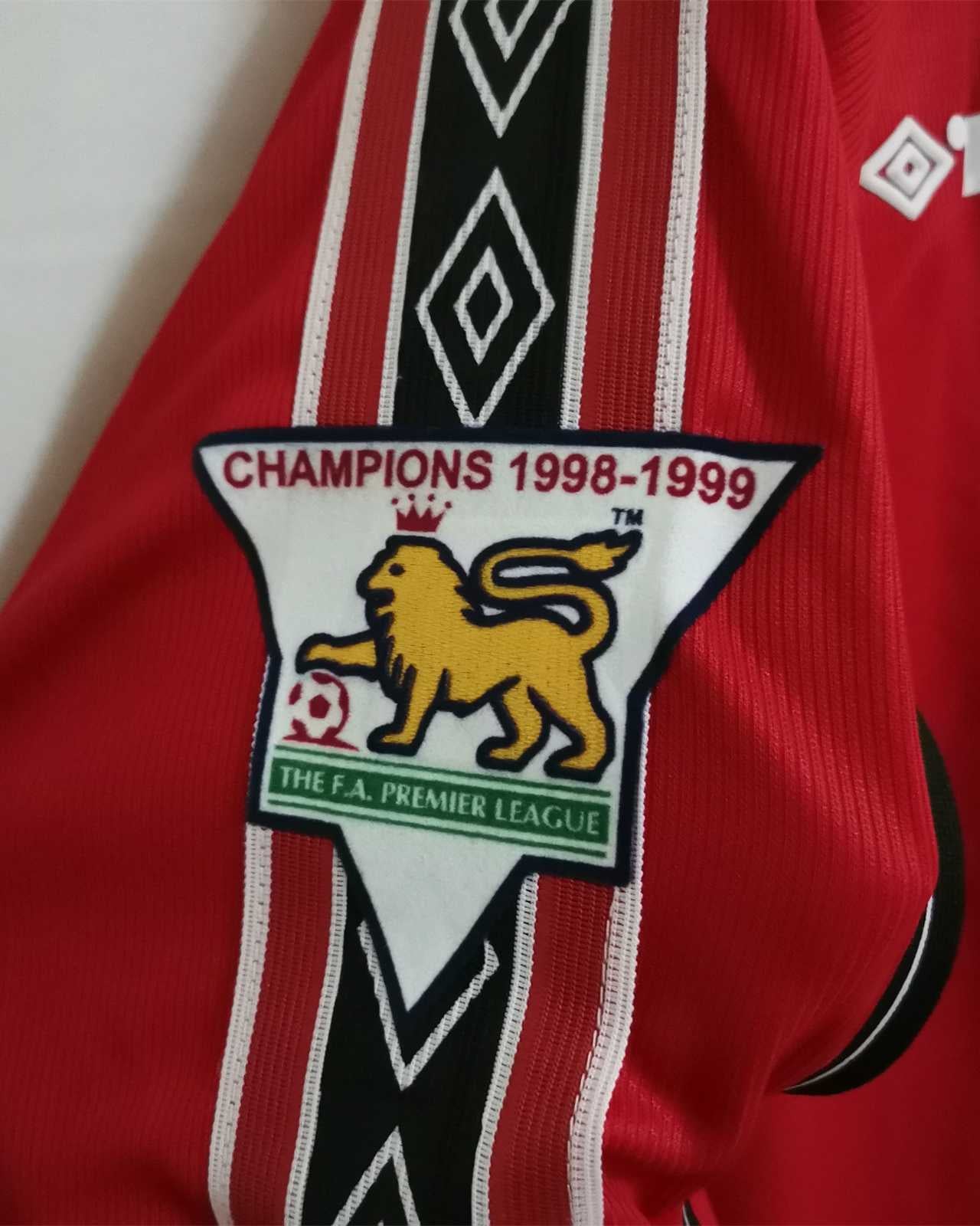 Logo Champions su maglia Manchester United 1998/99 dettaglio sponsor