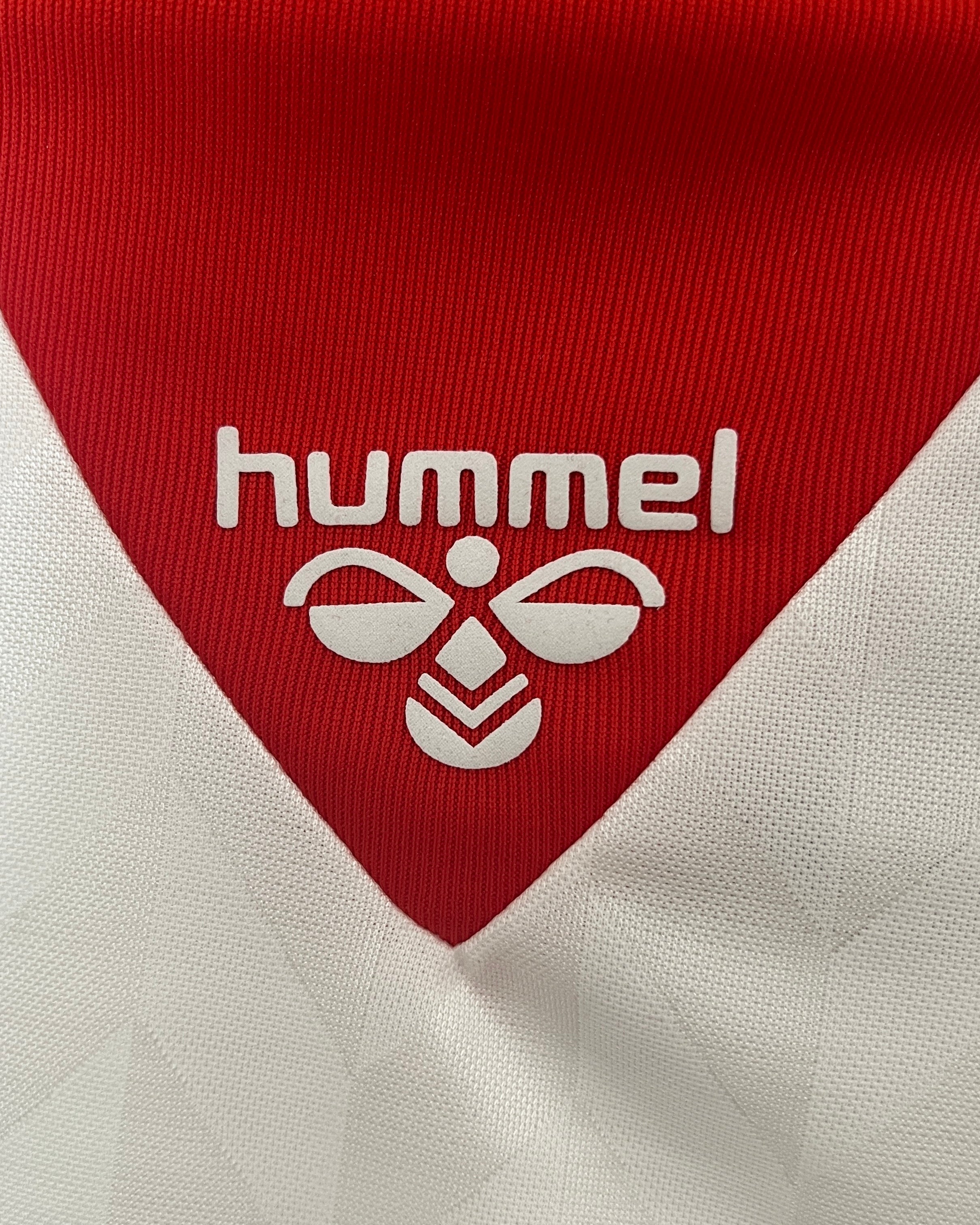 Logo Hummel su maglia Danimarca 2026 away dettaglio spalla