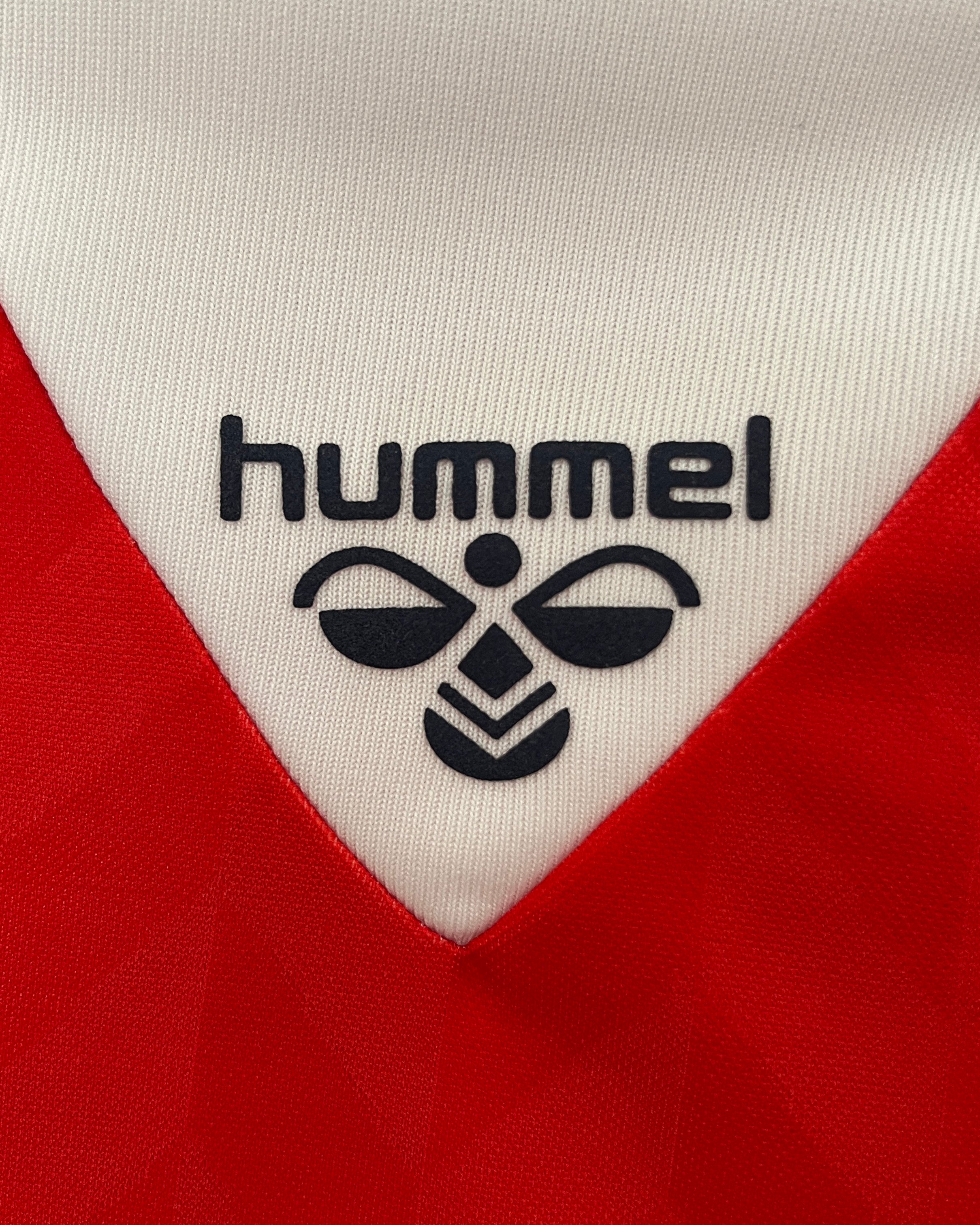 Logo Hummel su maglia Danimarca 2026 home dettaglio spalla bianca