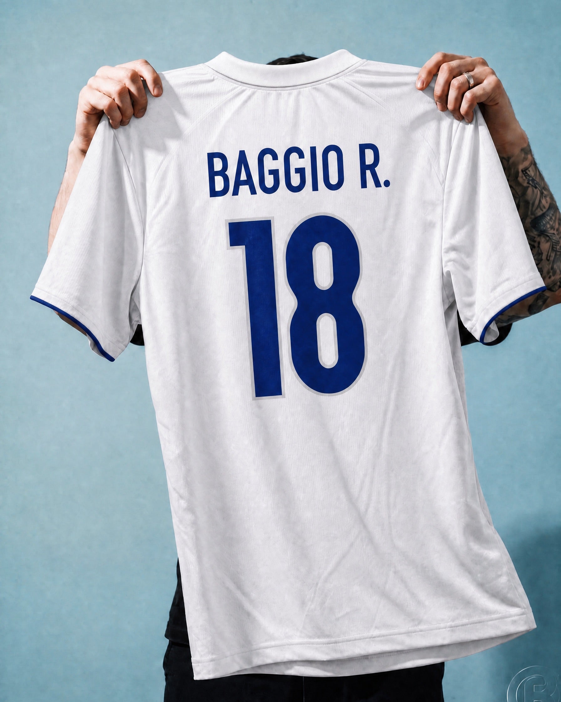 Fronte maglia away Italia 1998 con stemma FIGC e dettagli azzurri sul colletto