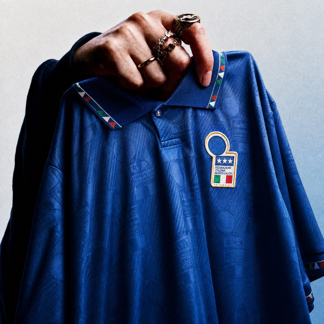 Dettaglio della trama jacquard e del ricamo tricolore LOGO Italia 1994.