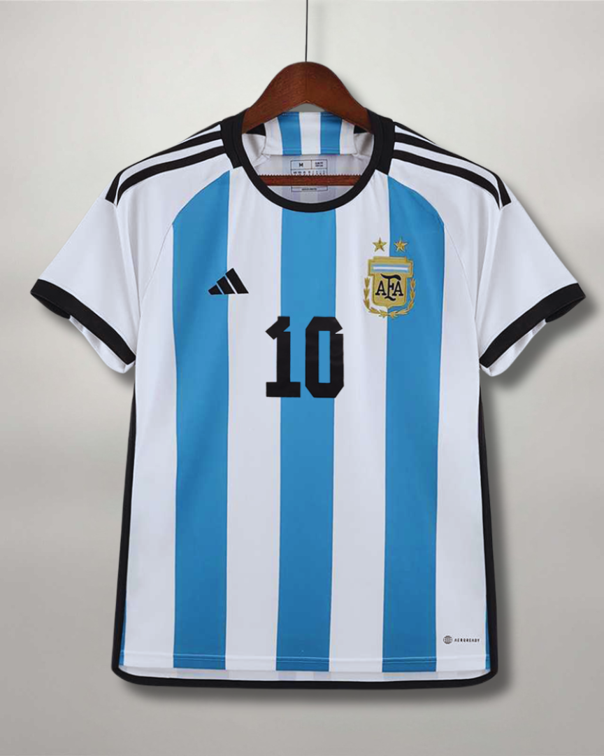 Maglia Argentina 2022 home fronte con strisce verticali bianco celesti Adidas