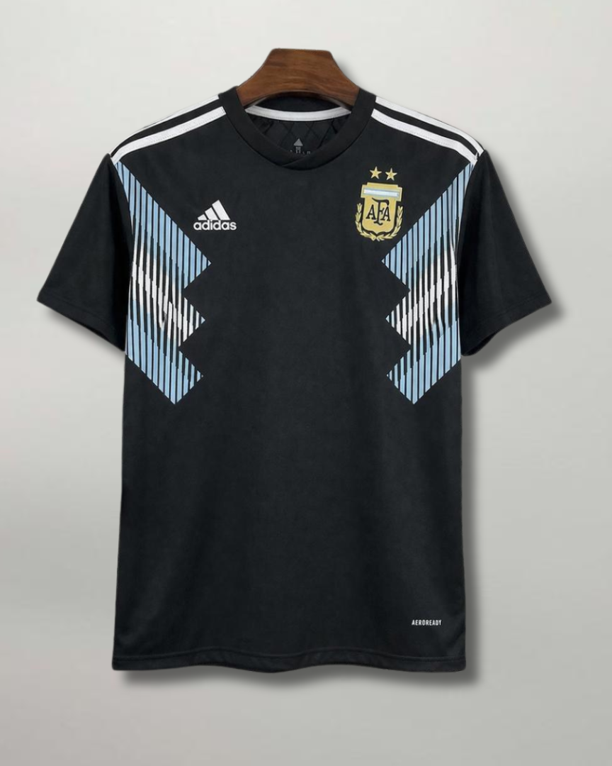 Maglia Argentina Away 2018 nera Adidas con grafica celeste e bianca laterale