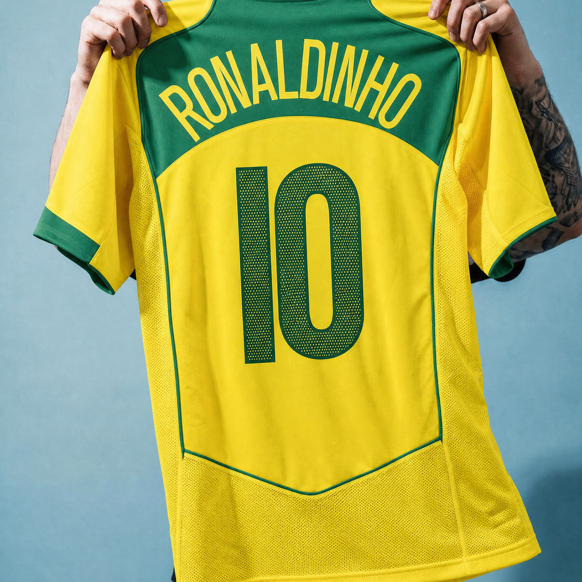 Maglia Brasile Home 2004 Ronaldinho numero 10 retro giallo con dettagli verdi