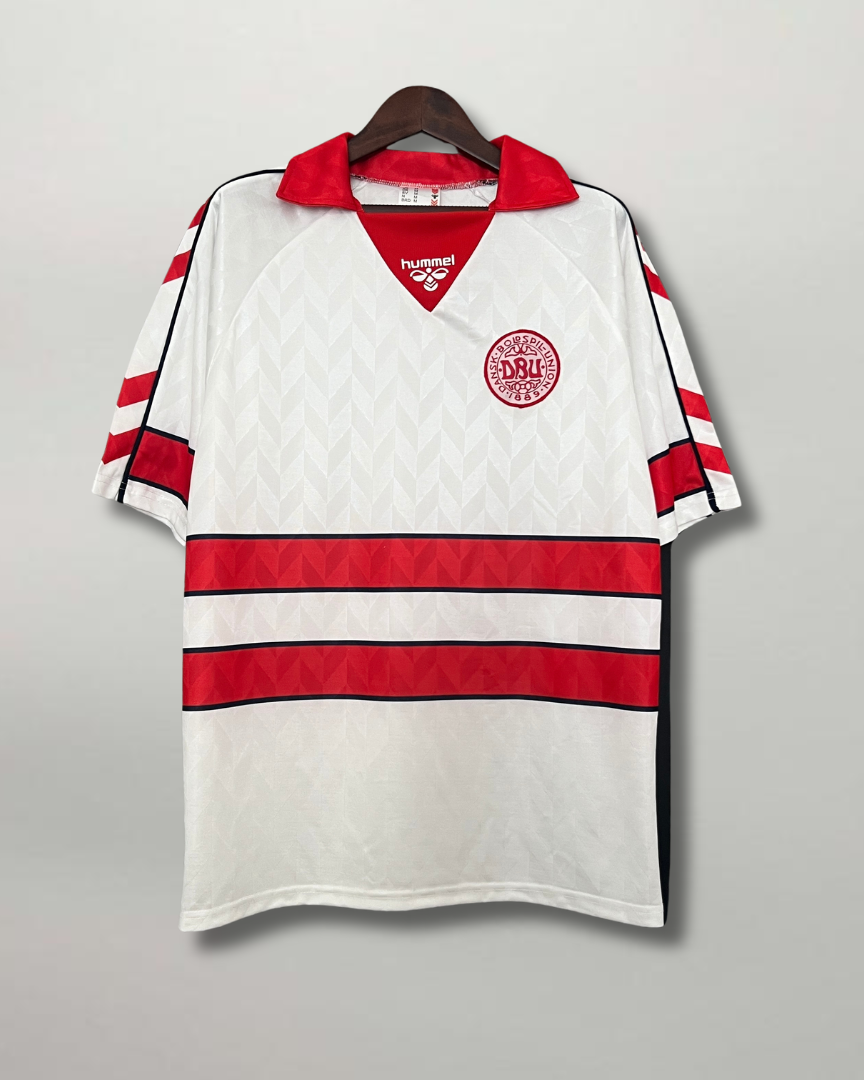 Maglia Danimarca Away 1988 bianca vista frontale con stemma DBU e logo Hummel