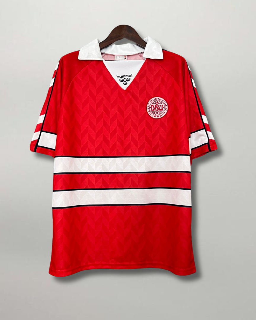 Maglia Danimarca Home 1988 rossa vista frontale con stemma DBU e logo Hummel
