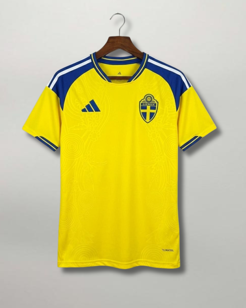 Maglia Svezia Home 2026 gialla Adidas con dettagli blu e pattern floreale