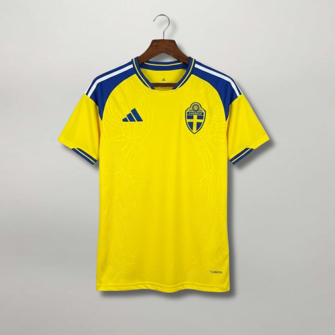 Maglia Svezia Home 2026 gialla Adidas con dettagli blu e pattern floreale