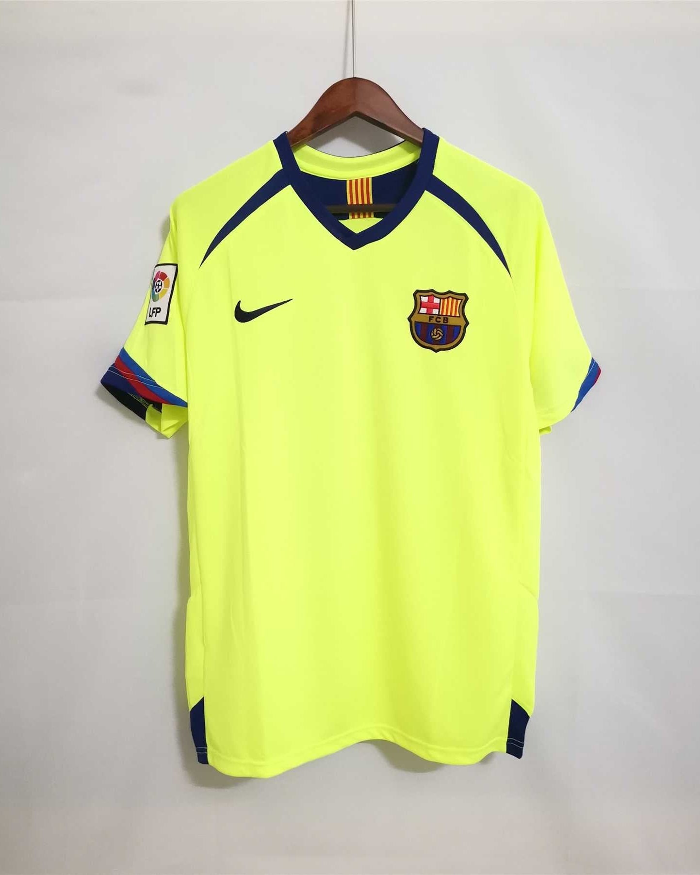 Maglia vintage Barcellona 2005/06 vista frontale colore giallo con dettagli blu rossi