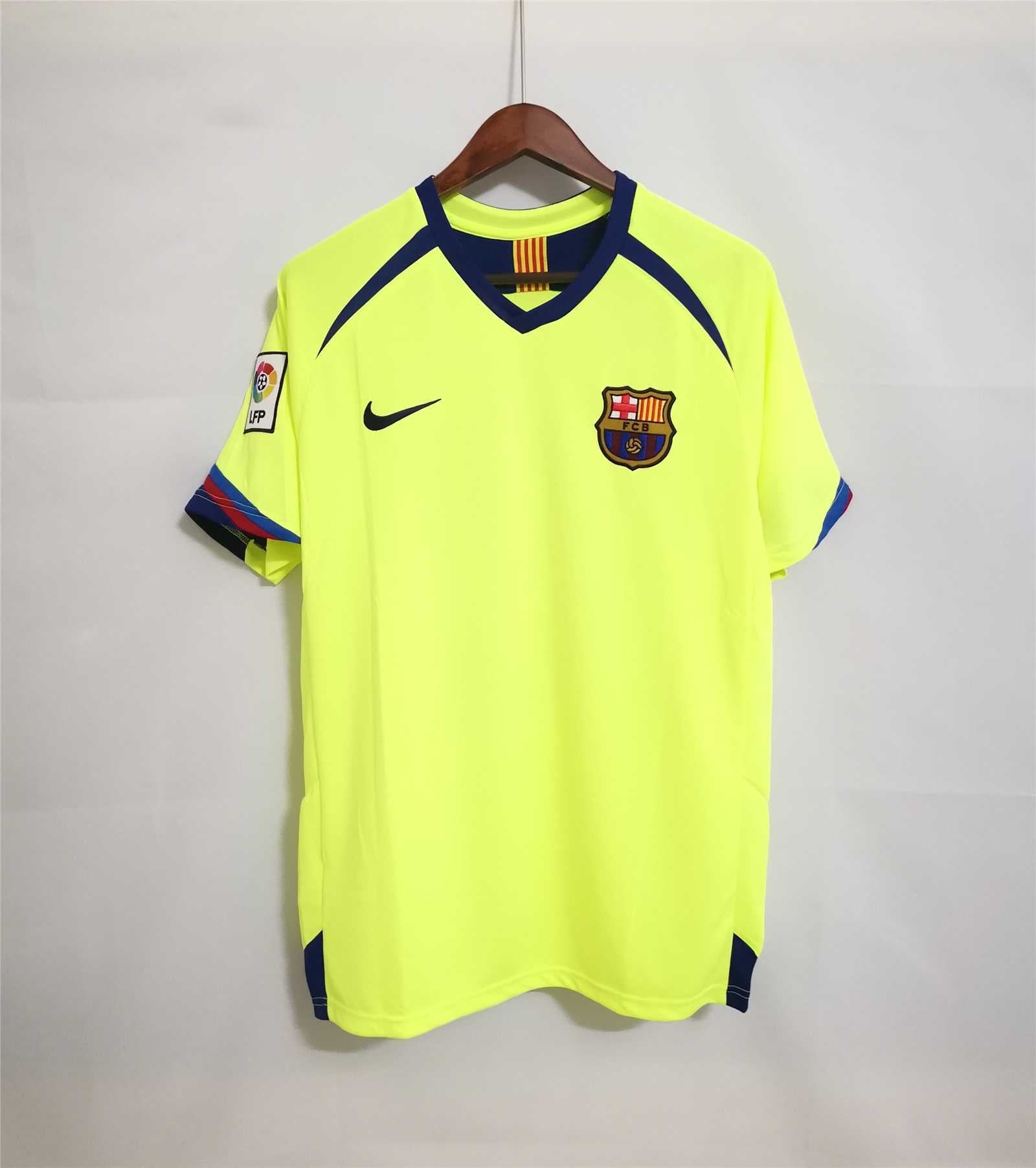 Maglia vintage Barcellona 2005/06 vista frontale colore giallo con dettagli blu rossi