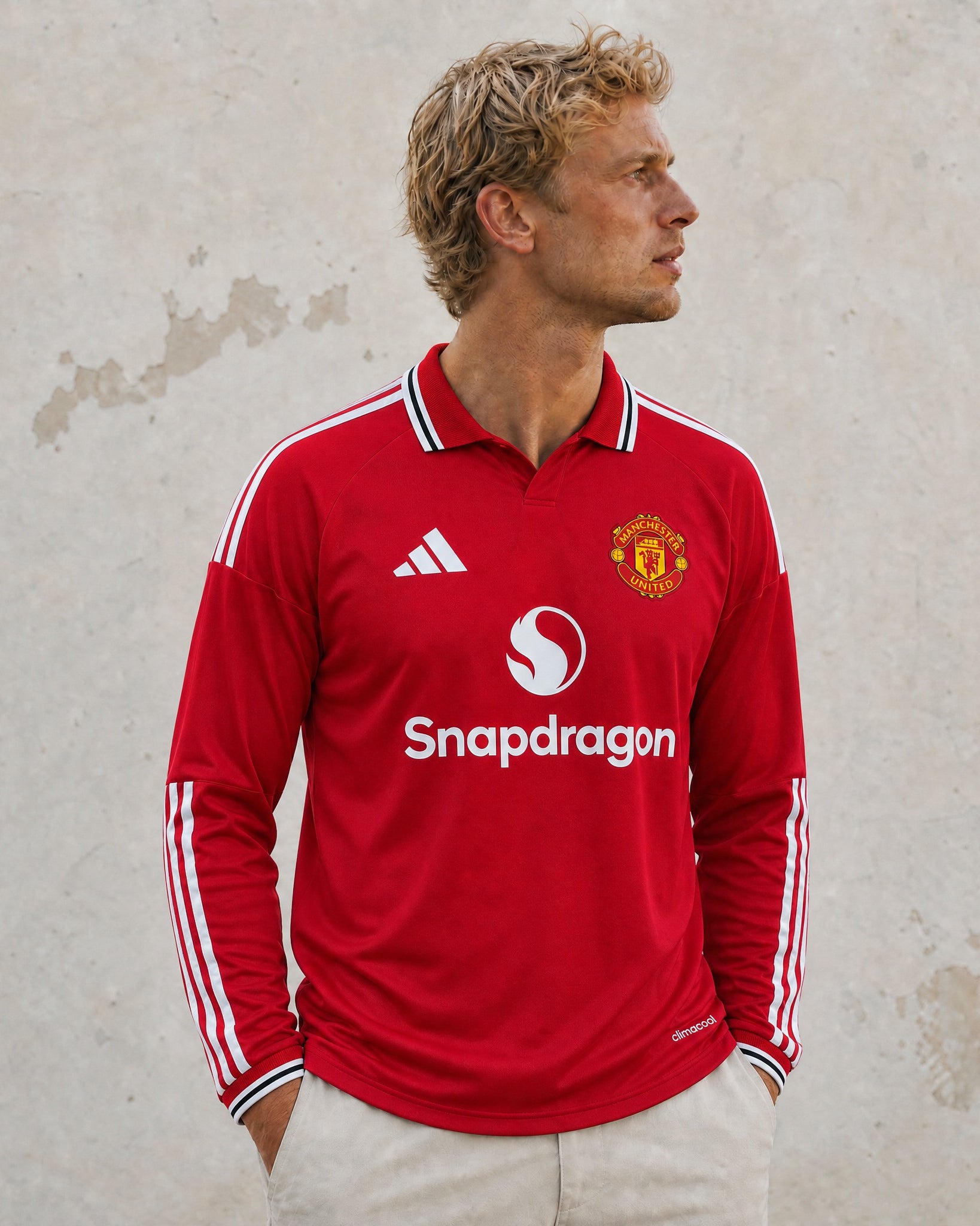 Stemma ufficiale Manchester United ricamato su maglia home 2026/27