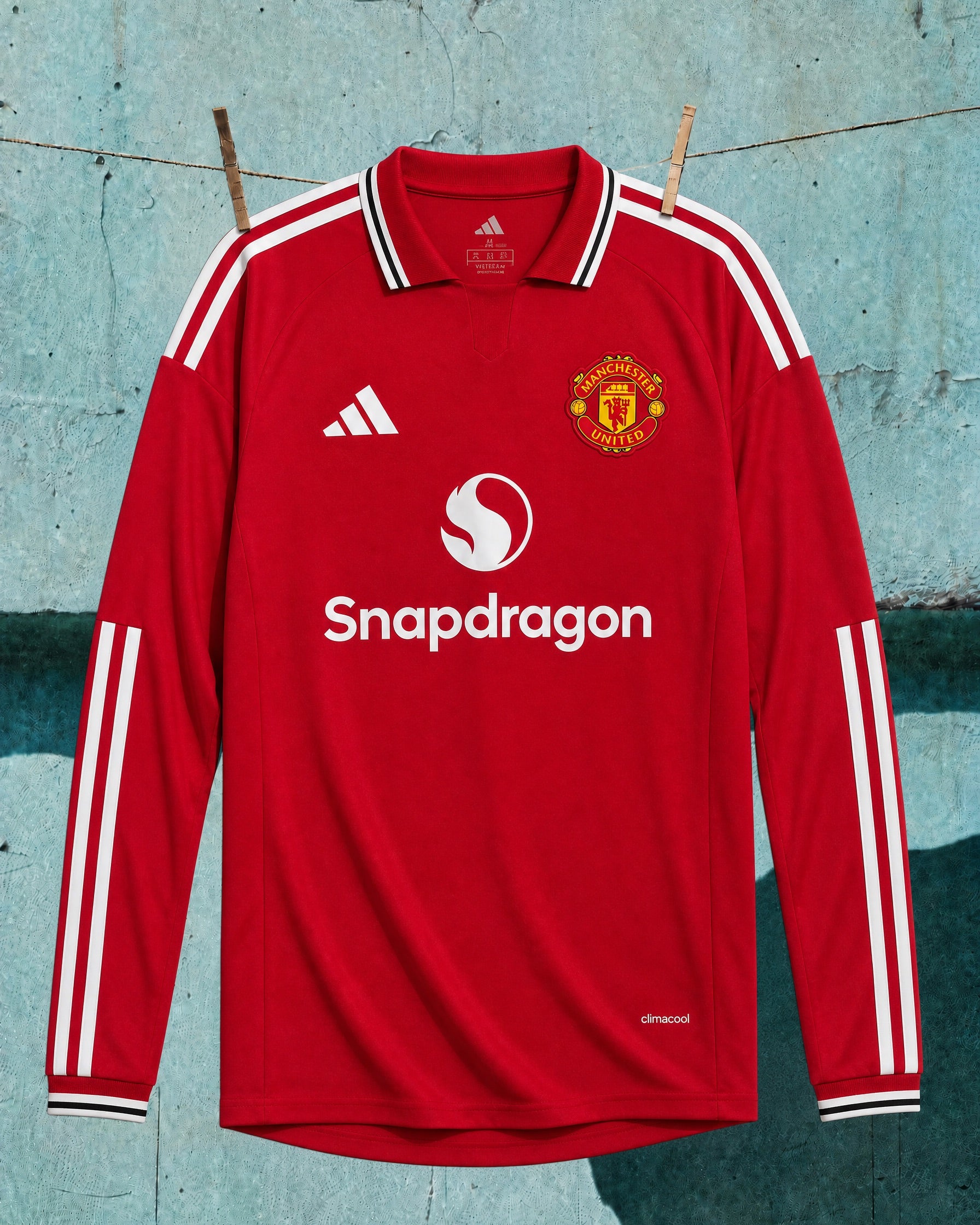 Maglia home Manchester United 2026/27 manica lunga vista frontale su manichino