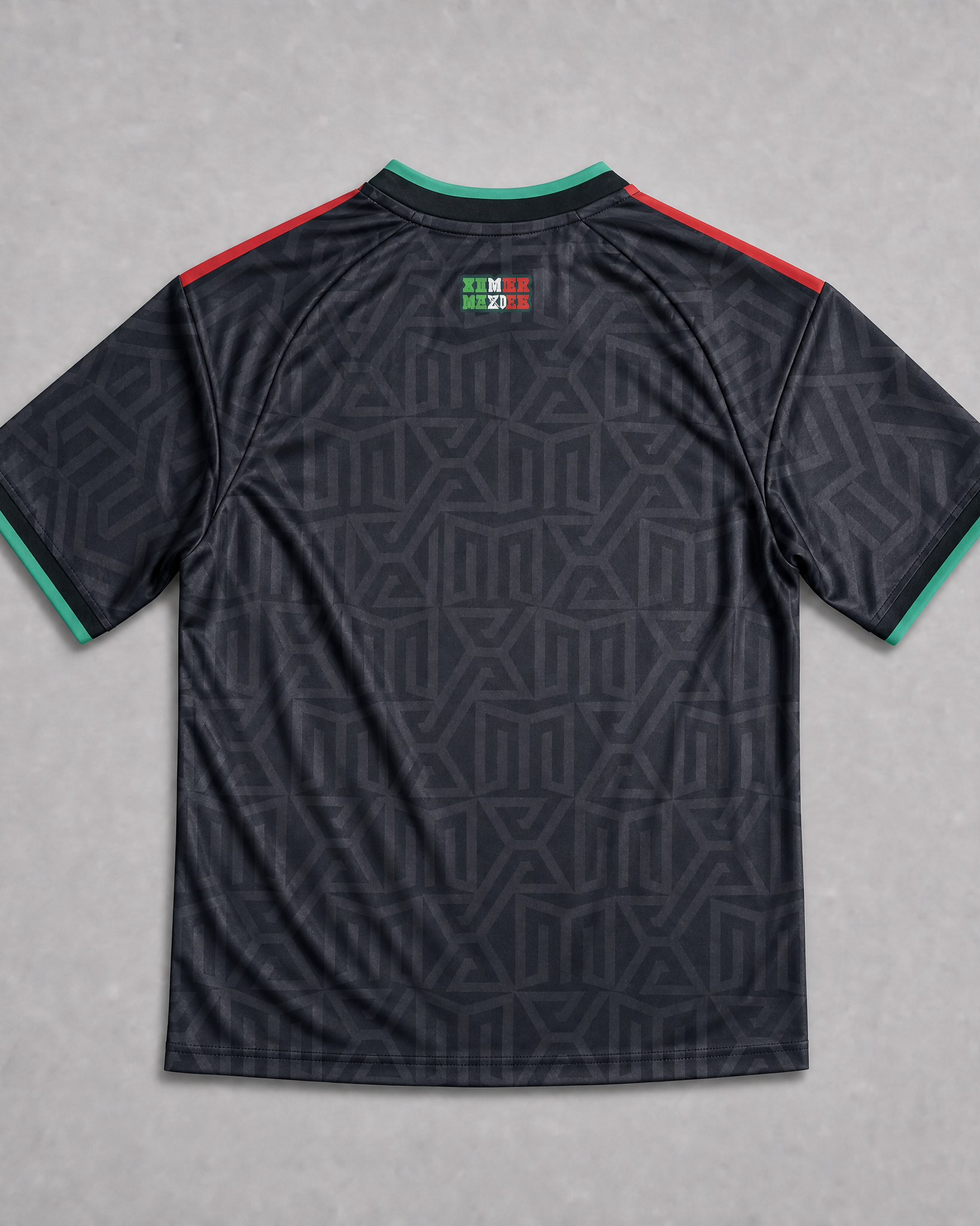 Retro maglia third El Tri FIFA World Cup 2026 — tessuto nero con trama decorativa ispirata alla cultura azteca, maniche corte con profili tricolori sulle spalle