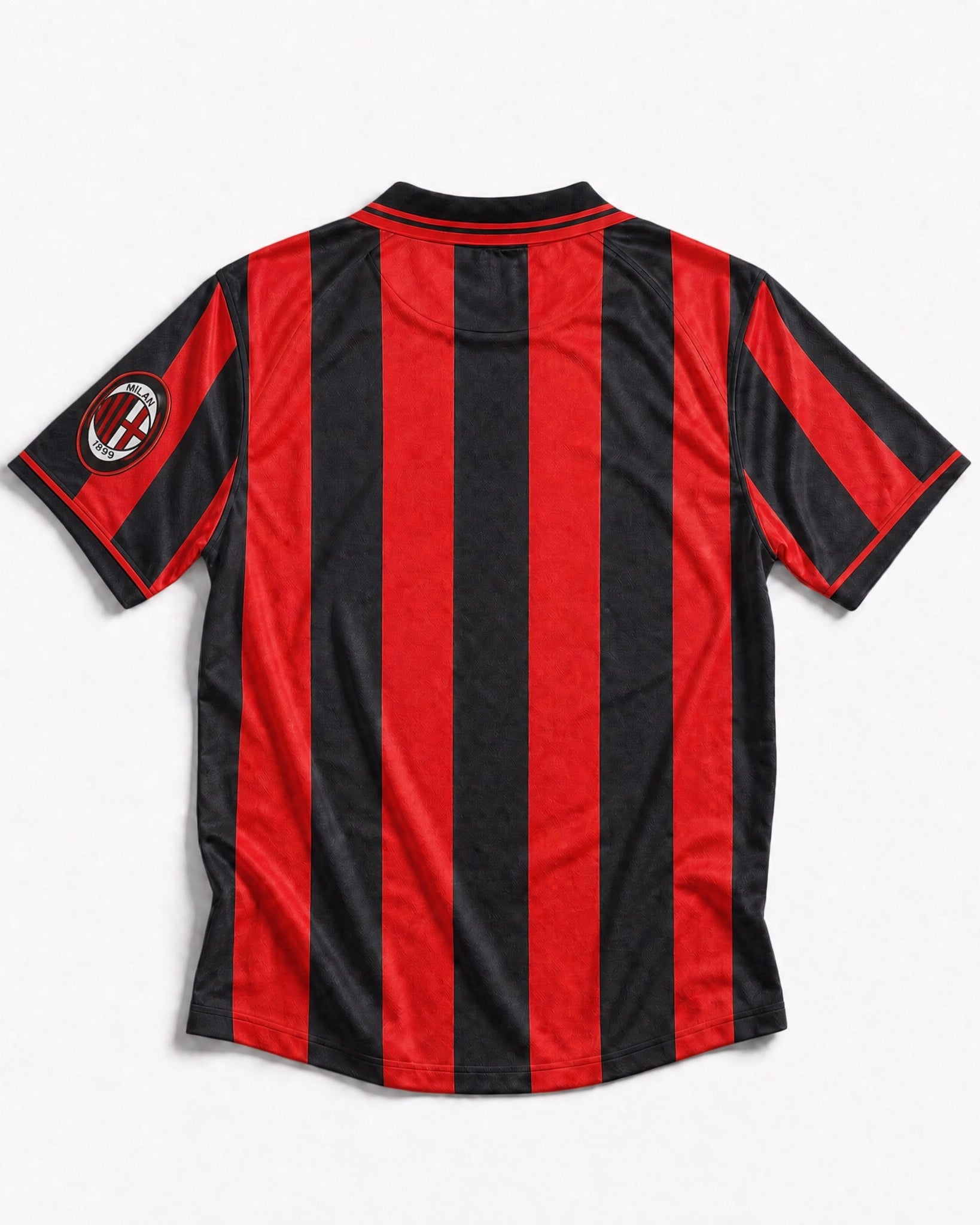 Colletto classico maglia Milan anni 90 design retro calcio italiano