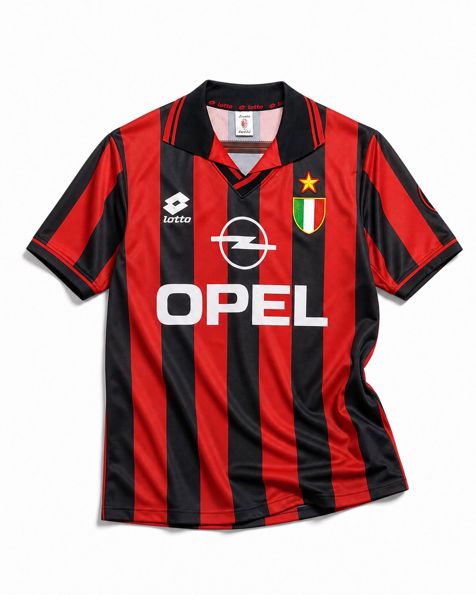 Fronte maglia Milan 1995/96 con strisce rosse e nere, colletto a polo e Scudetto.
