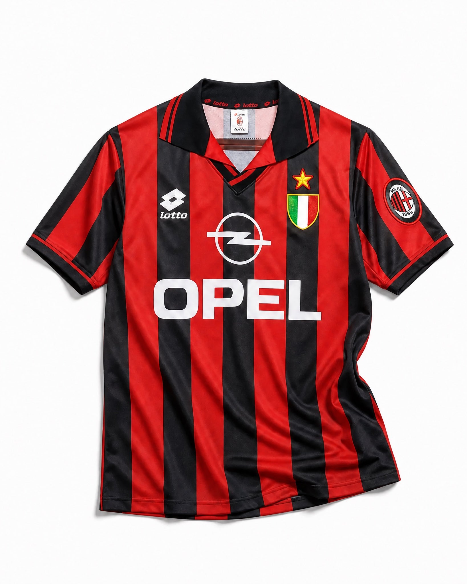 Roberto Baggio esulta indossando la maglia casalinga del Milan stagione 1996/97.