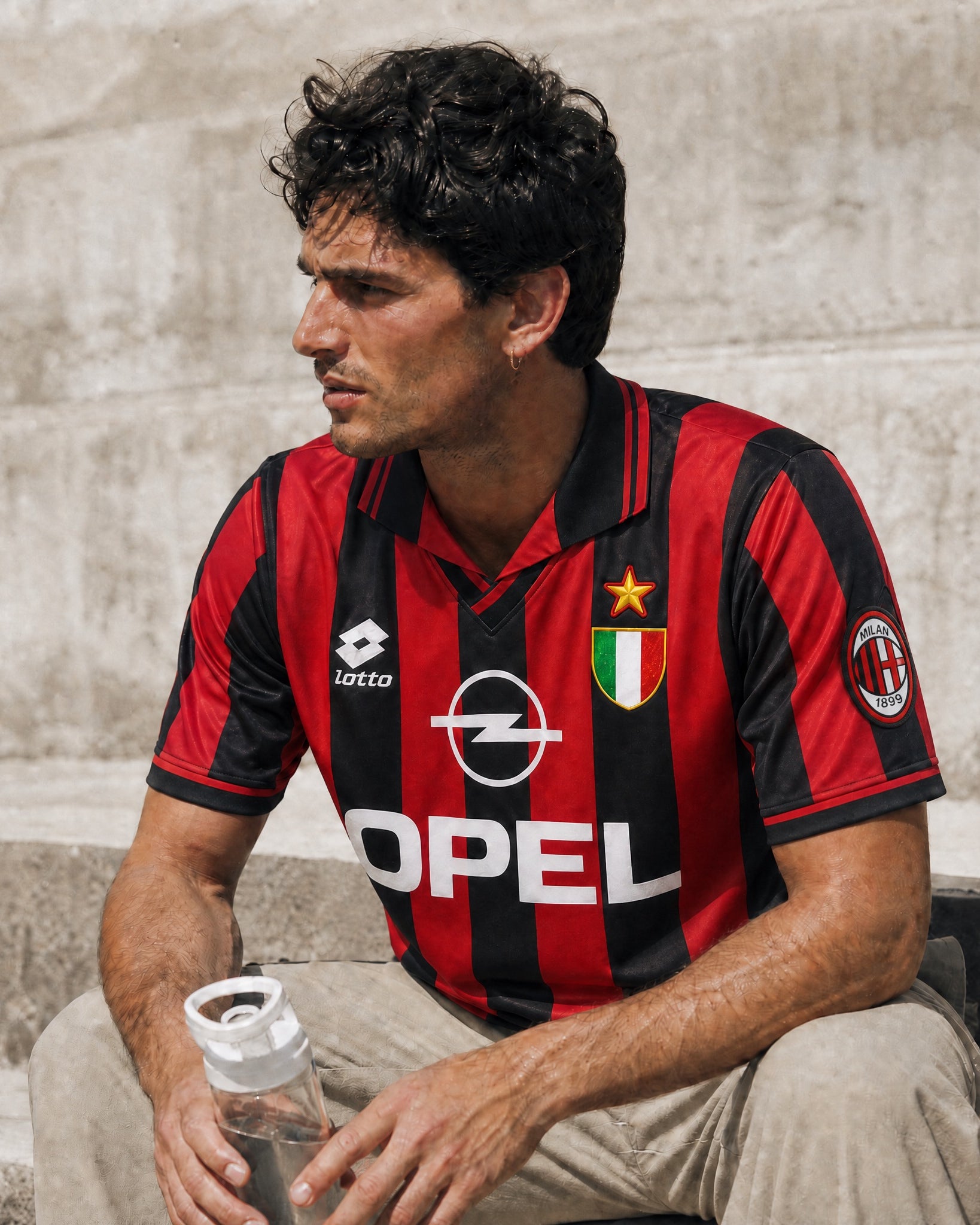Fronte maglia Milan 1995/96 con strisce rosse e nere, colletto a polo e Scudetto.