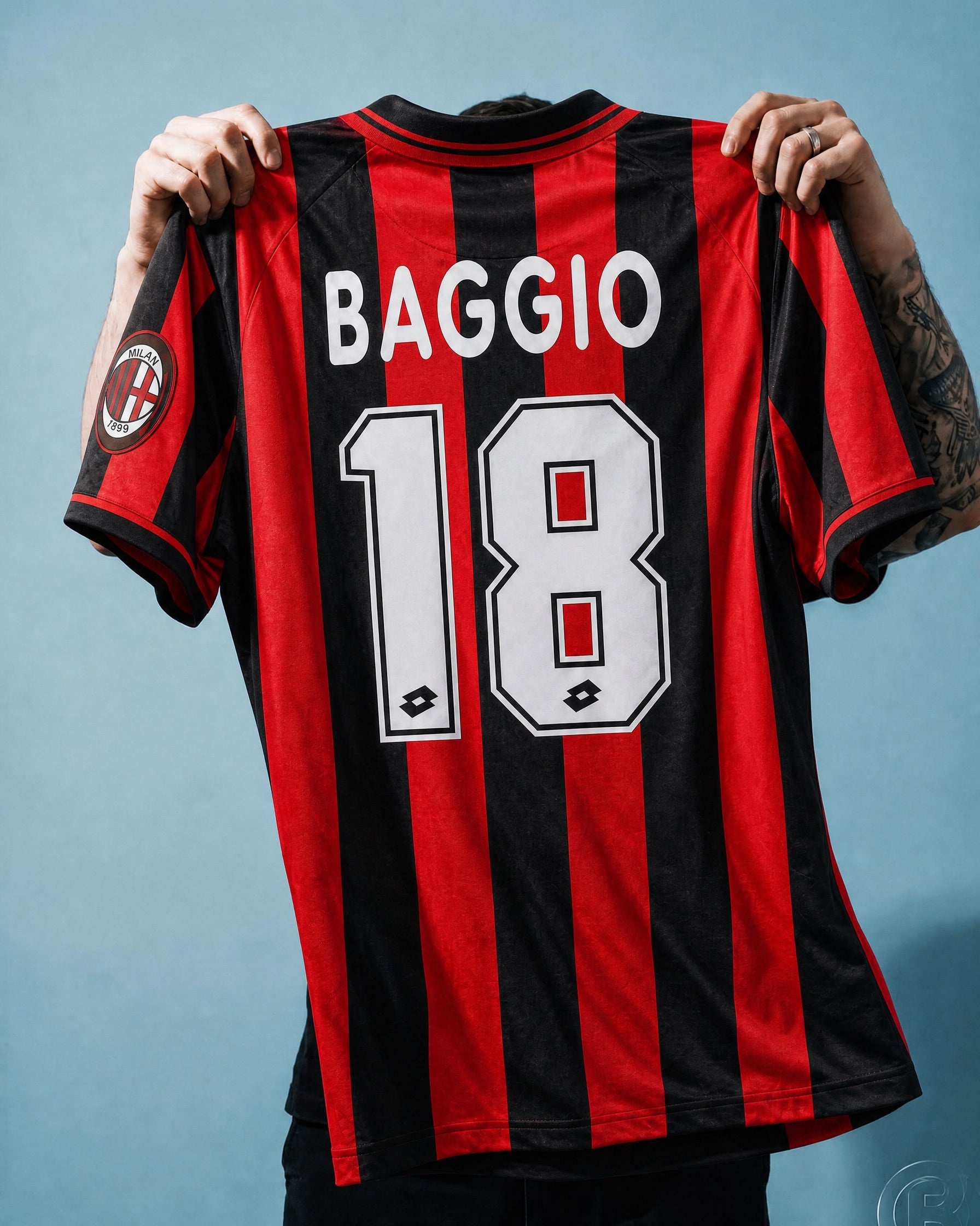 Dettaglio dello stemma del Milan con stella dorata e patch Scudetto tricolore.