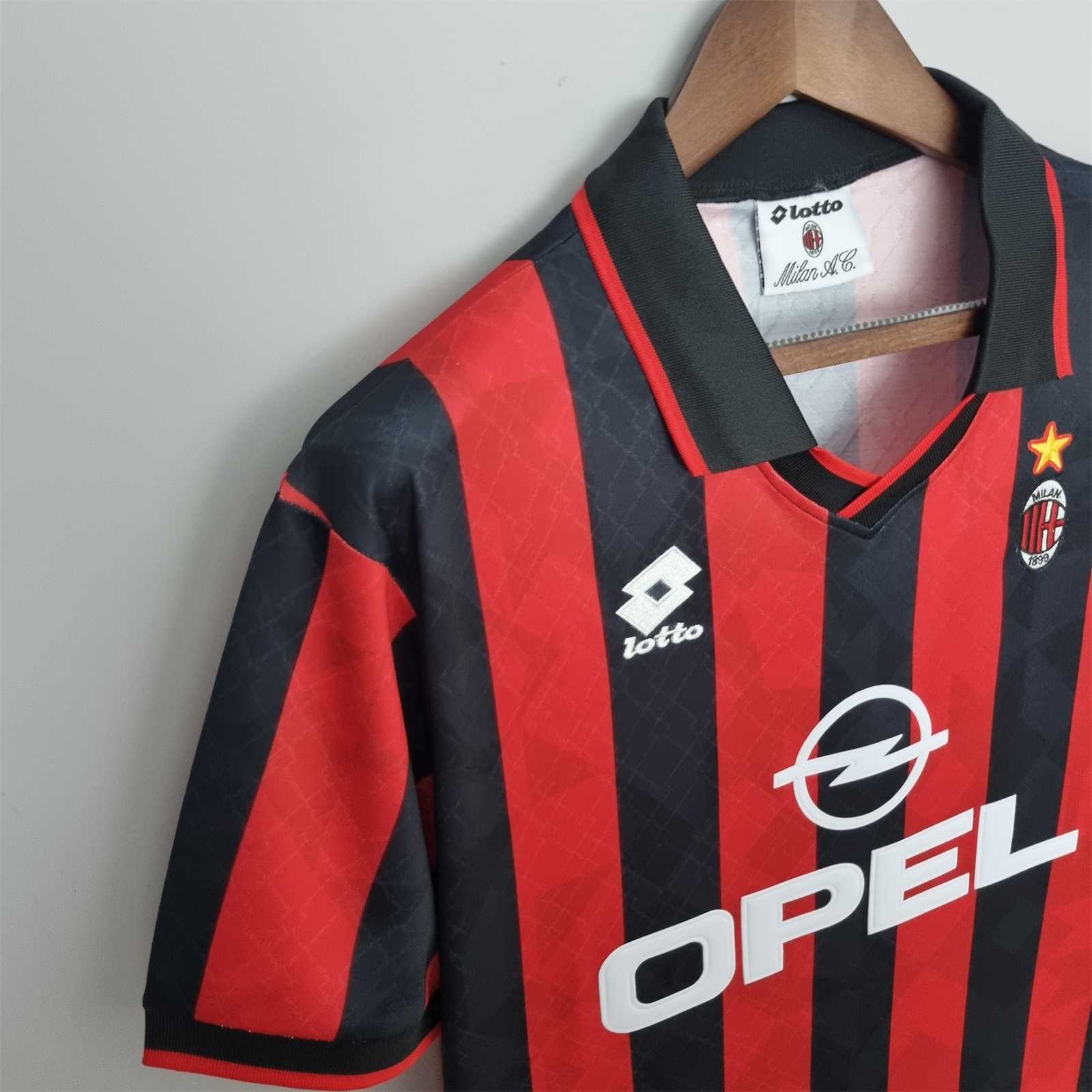 Milan con stella dorata su tessuto a strisce rosse e nere.