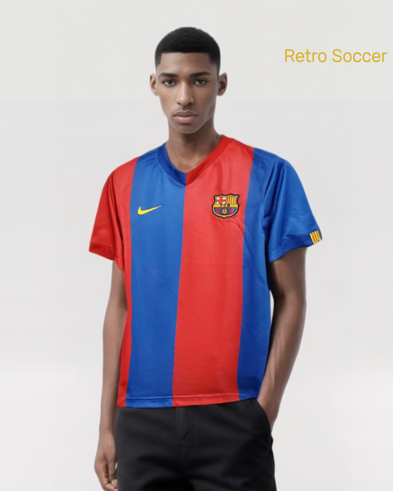 Modello indossa maglia Barcellona 2006/07 Messi home