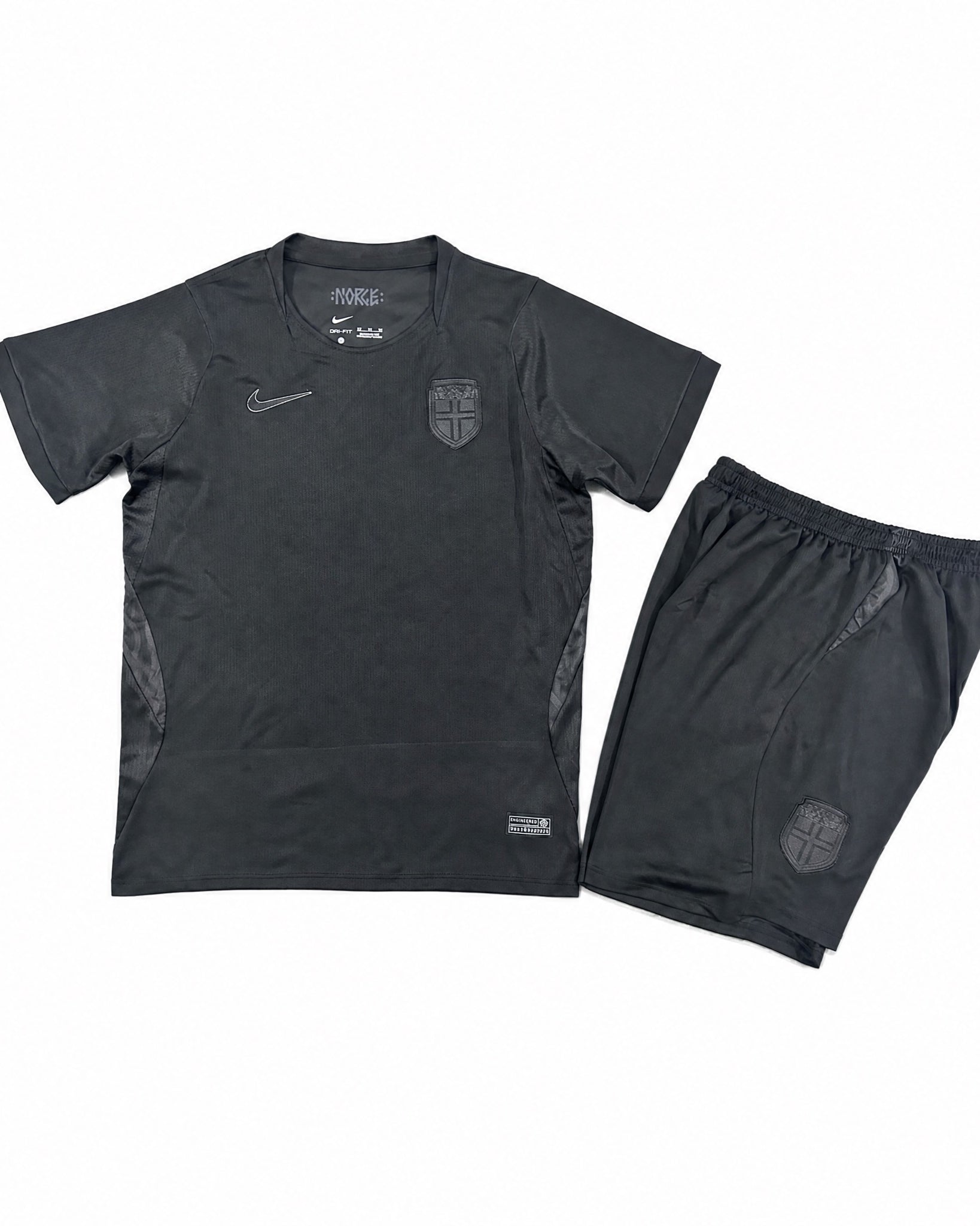 Norvegia Completo Away 2026 Bambino con maglia e pantaloncini neri vista frontale.