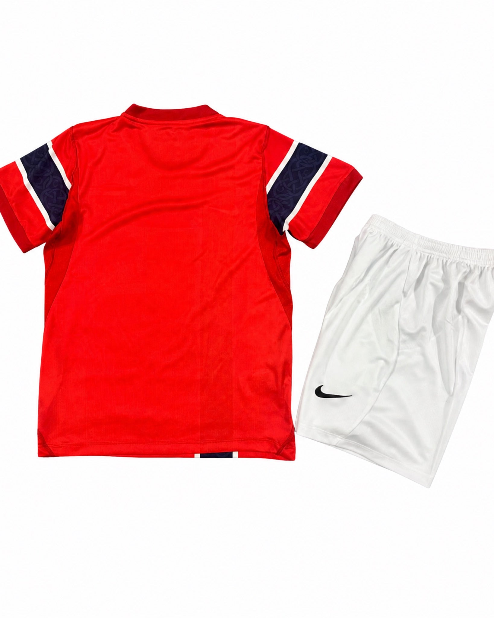 Norvegia Completo Home 2026 World Cup Bambino con maglia rossa vista frontale e pantaloncini coordinati.