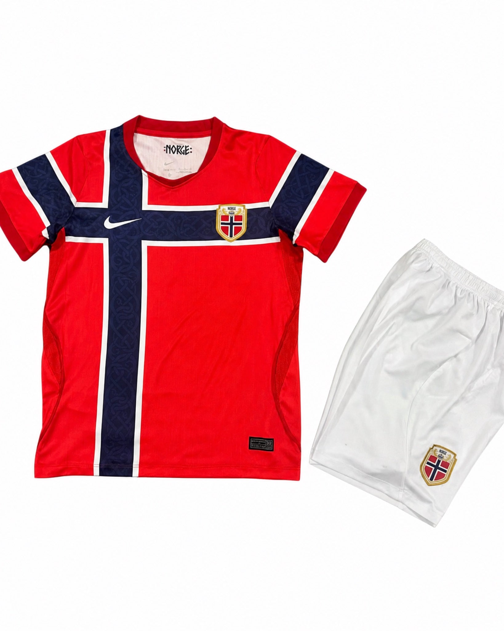 Norvegia Completo Home 2026 World Cup Bambino con maglia rossa e pantaloncini bianchi vista posteriore.