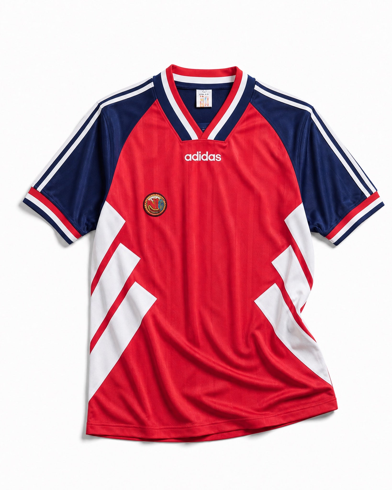 Norvegia Maglia Home 1994 World Cup vista frontale con design rosso, maniche blu e dettagli geometrici bianchi.