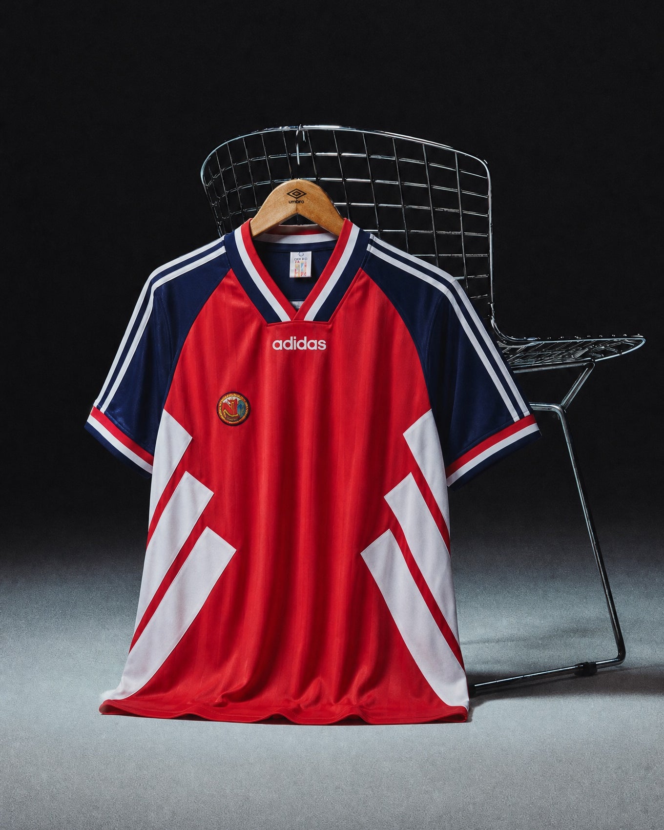 Norvegia Maglia Home 1994 World Cup esposta su manichino con vista frontale e dettagli retrò.