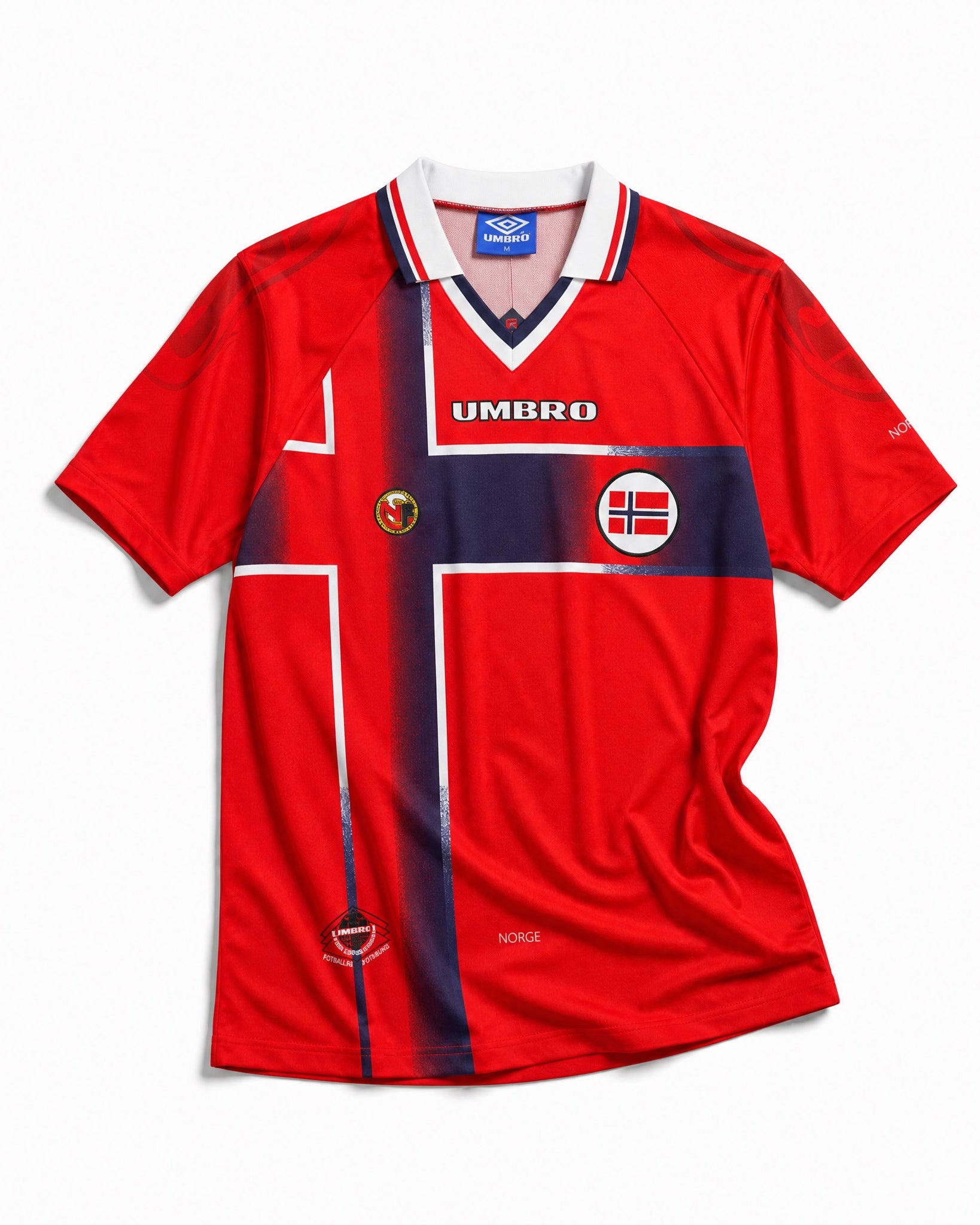 Norvegia Maglia Home 1997/98 World Cup vista frontale con design rosso, dettagli blu e bianchi e colletto classico.
