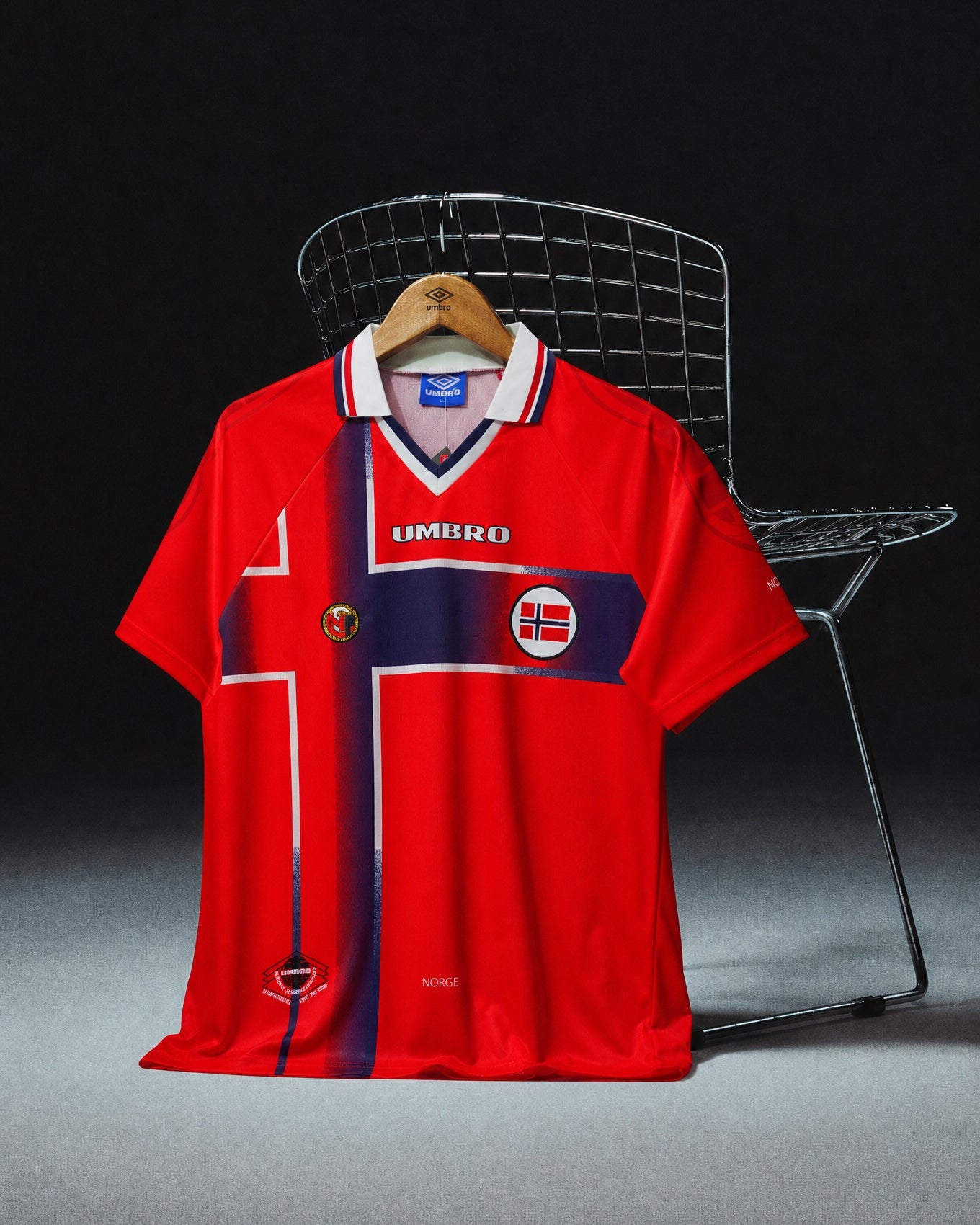 Norvegia Maglia Home 1997/98 World Cup appesa in esposizione con dettagli storici della divisa.