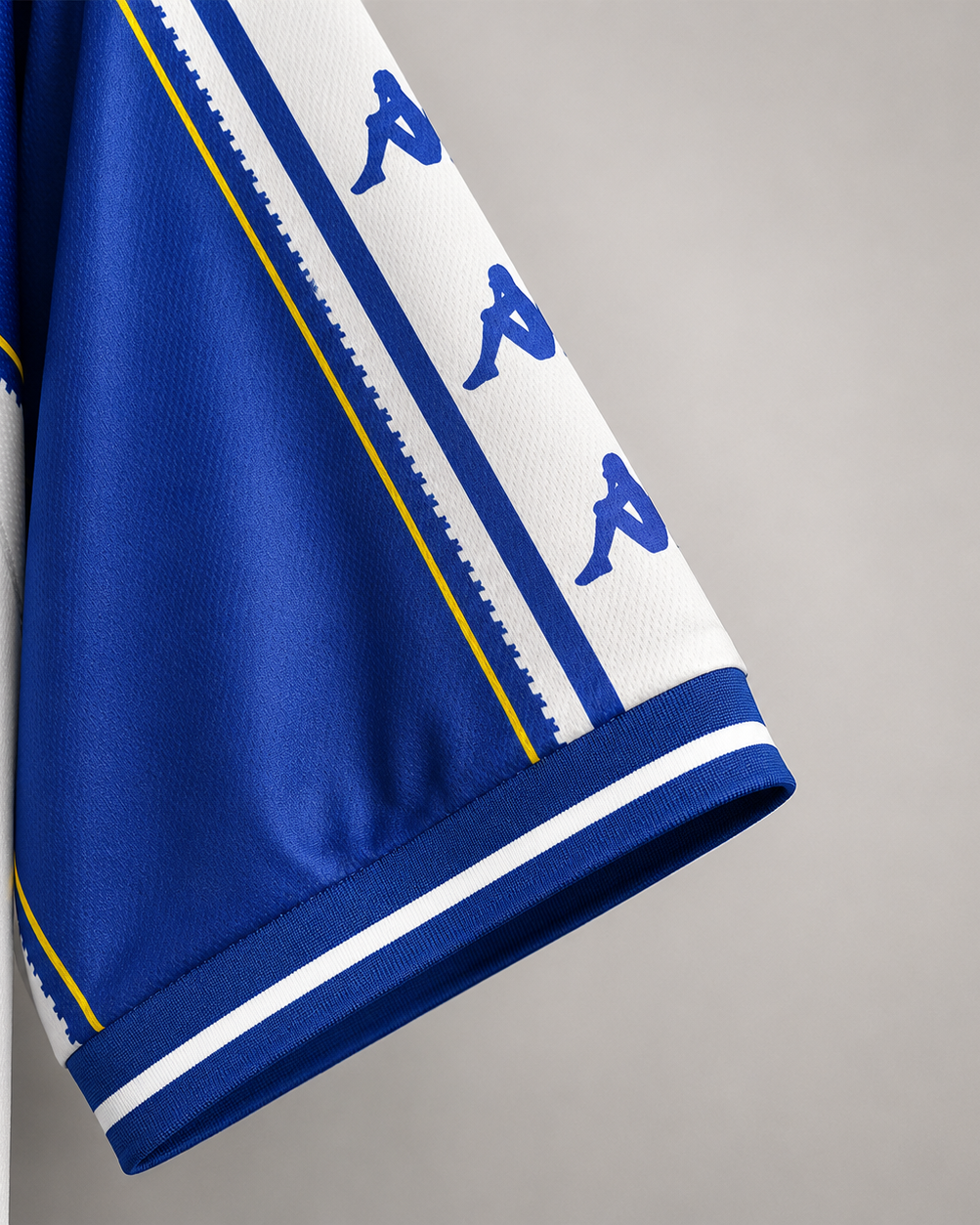 Dettaglio colletto Porto maglia home vintage blu bianca.
