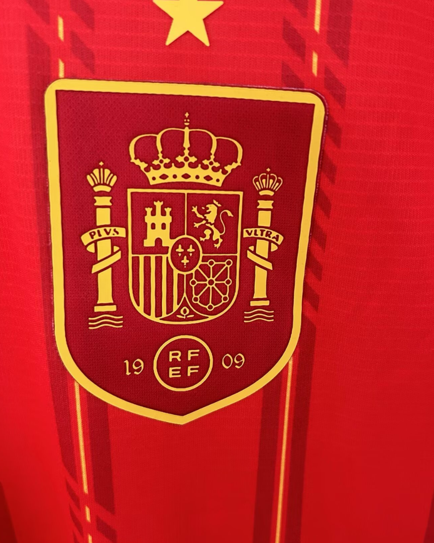Primo piano dello stemma ricamato della federazione calcio spagnola su sfondo rosso tridimensionale