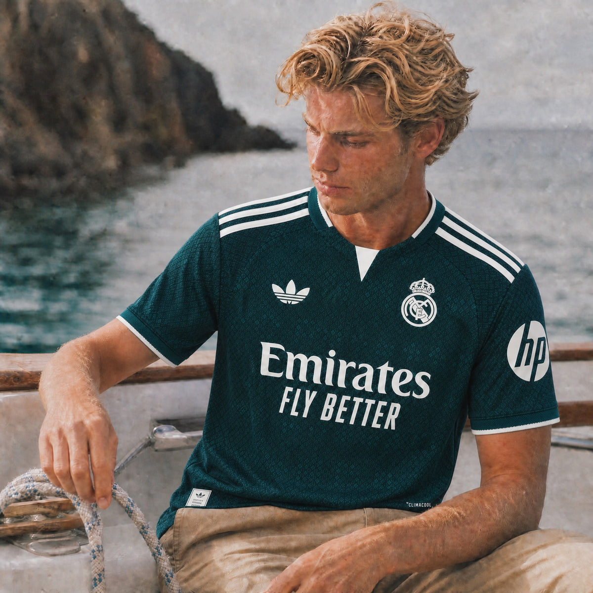 Modello con la maglia away verde scuro del Real Madrid 2026/27, vista frontale