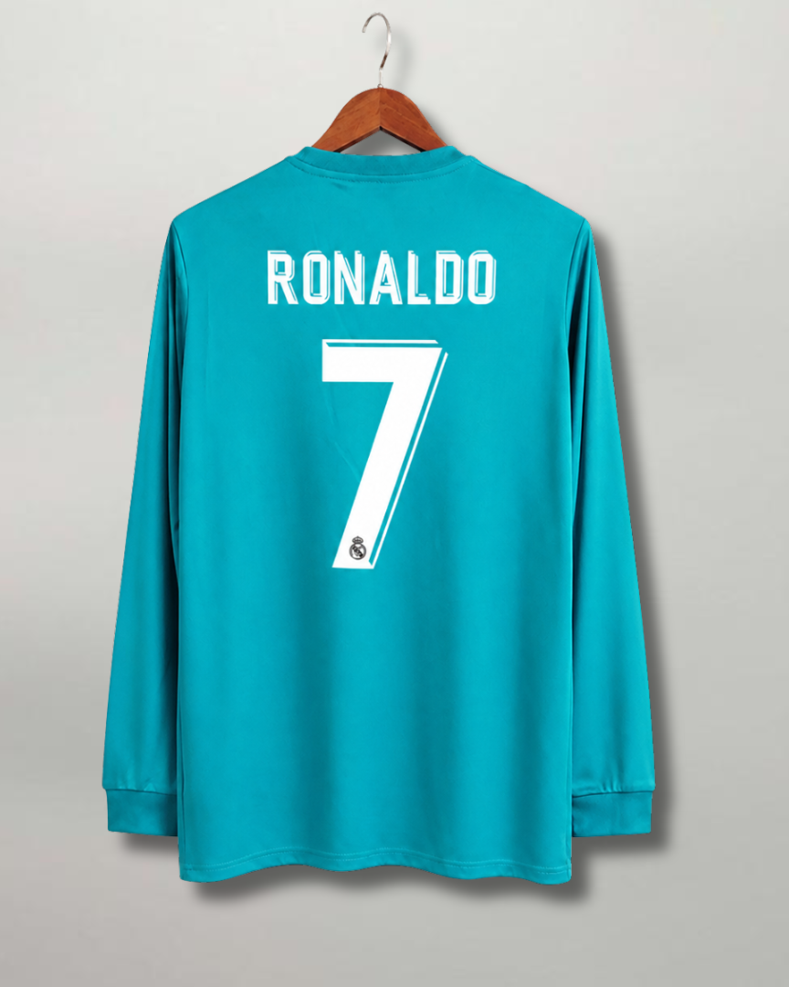 Retro della maglia Real Madrid 2017/18 con personalizzazione numero 7 e nome Ronaldo in bianco.
