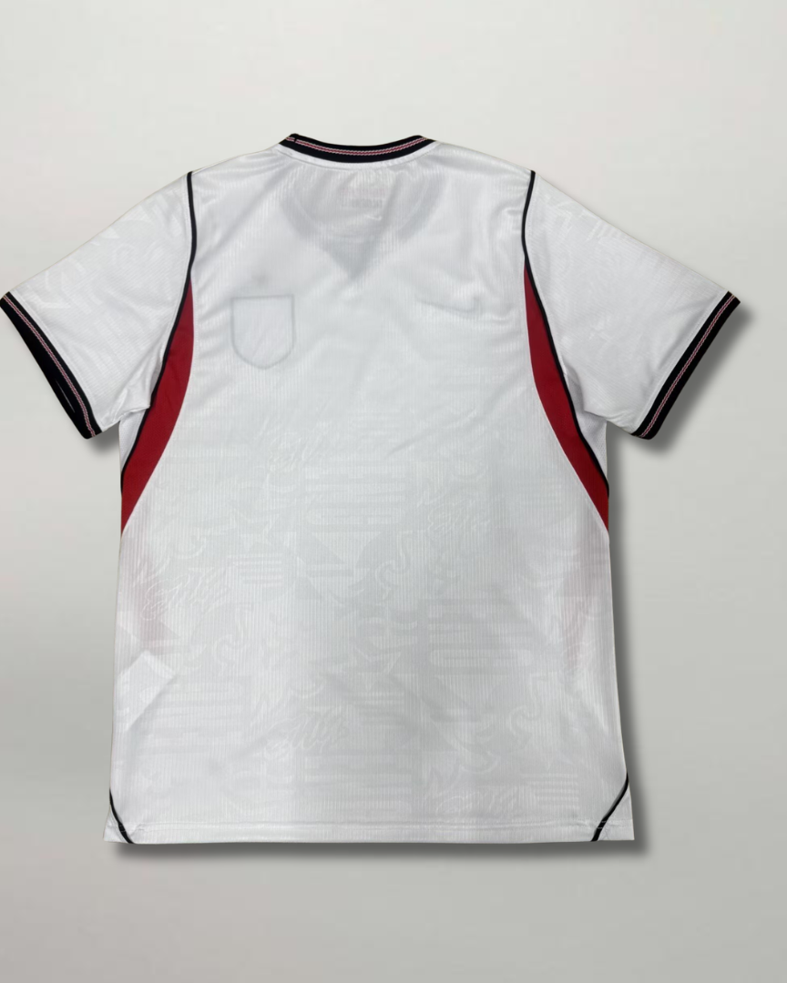 Retro della maglia bianca della nazionale inglese 2026 con rifiniture scure e rosse sul colletto