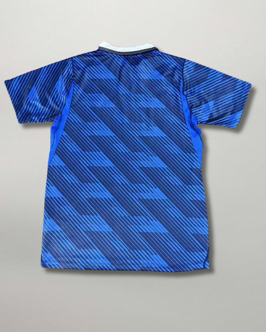 Retro della maglia blu della nazionale francese 2026 con motivo grafico a contrasto