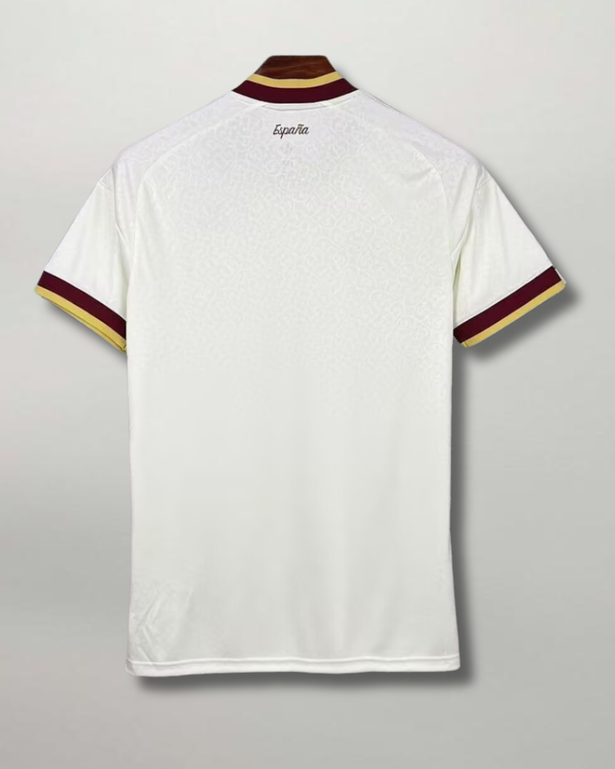 Retro della maglia chiara da trasferta della nazionale spagnola 2026 con finiture sulle maniche