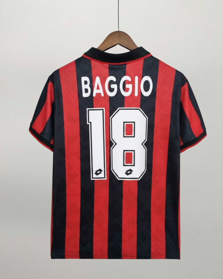 Retro della maglia home del Milan 1995/96 con nome Baggio e numero 18 bianco.