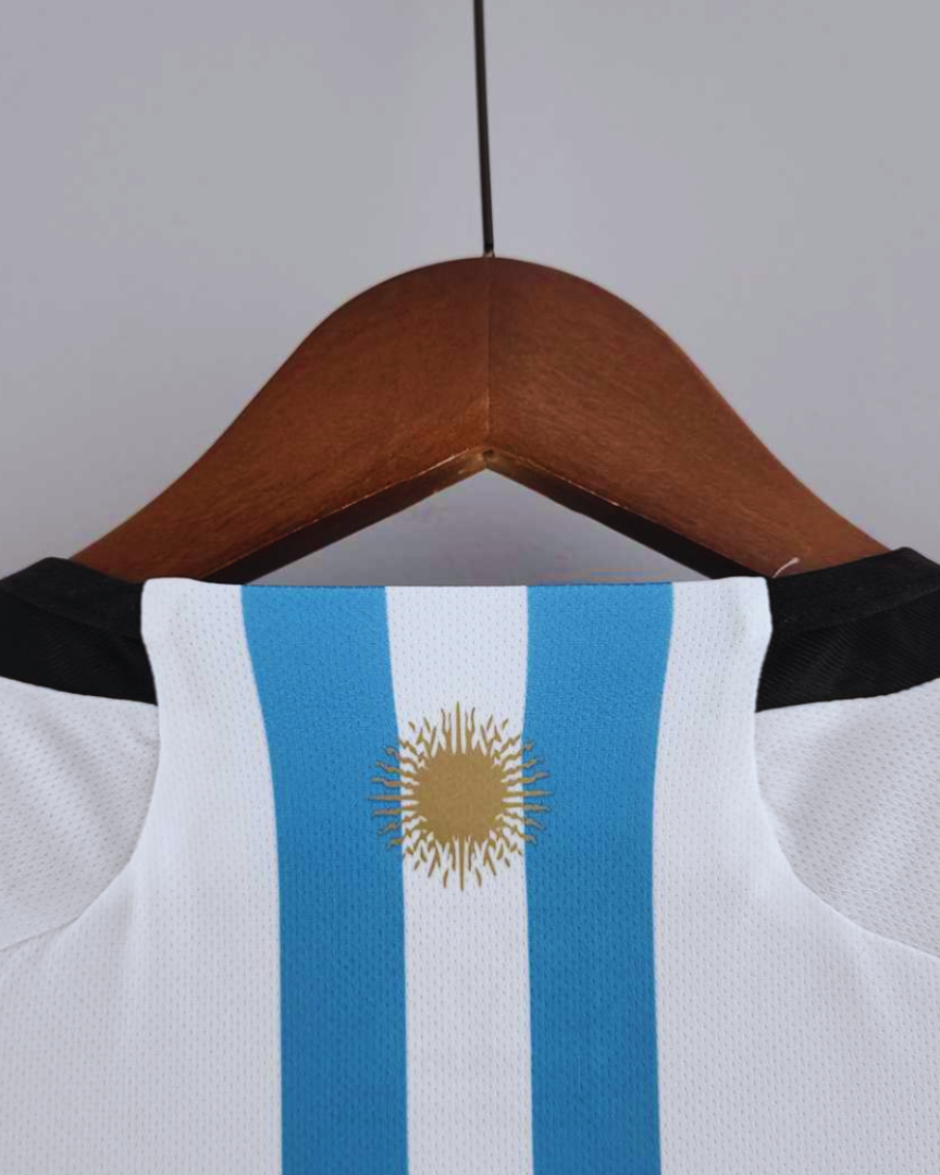 Retro maglia Argentina 2022 con numero 10 Messi e stemma AFA