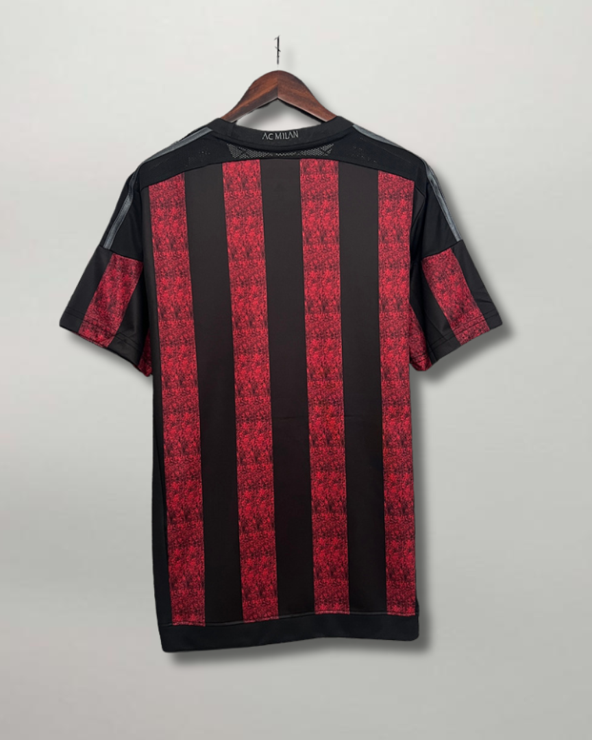 Retro maglia Milan stagione 2015/16 stile moderno