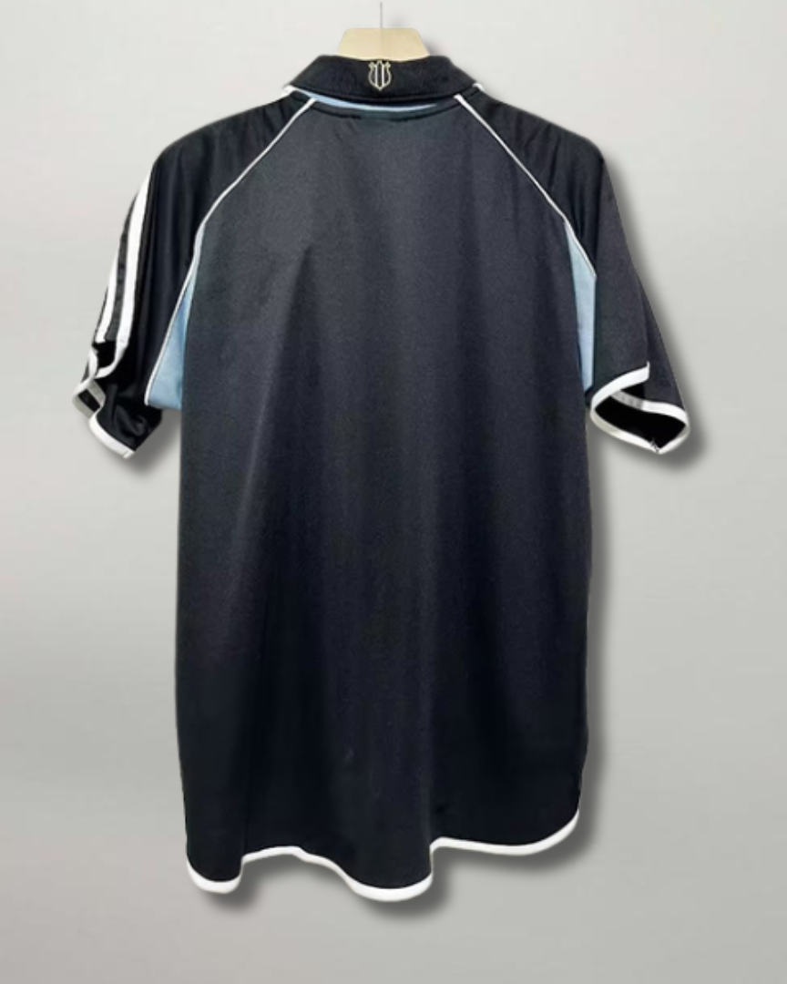 Vista frontale maglia Newcastle United away 2000/01 con colletto classico e logo Adidas