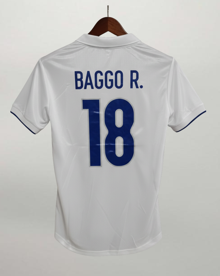 Retro maglia bianca Italia 1998 Baggio numero 18 con font blu originale.