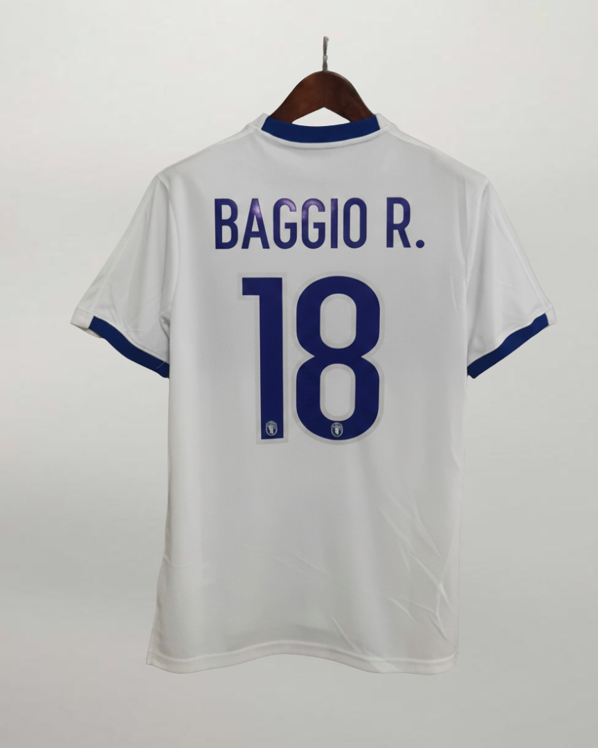 Retro maglia bianca Italia 1999/00 Baggio numero 18 blu con font originale.