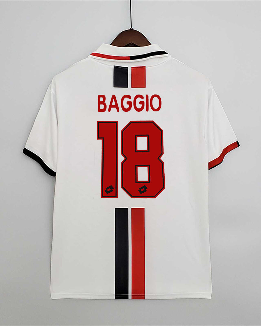 Retro maglia bianca Milan 1996/97 Baggio numero 18 stampato in rosso.