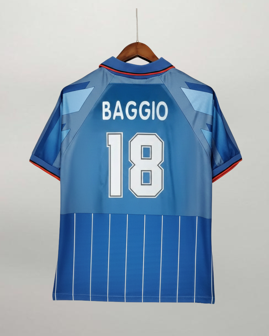 Retro maglia blu Milan 1995/96 numero 18 Baggio con dettagli bianchi e rossi.