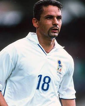 Roberto Baggio esulta con la maglia bianca della Nazionale a Francia '98.