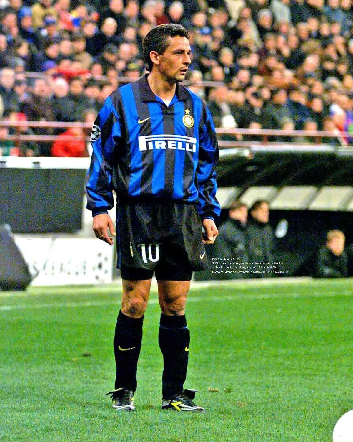 Roberto Baggio esulta con la maglia dell'Inter durante la stagione 1998/99.